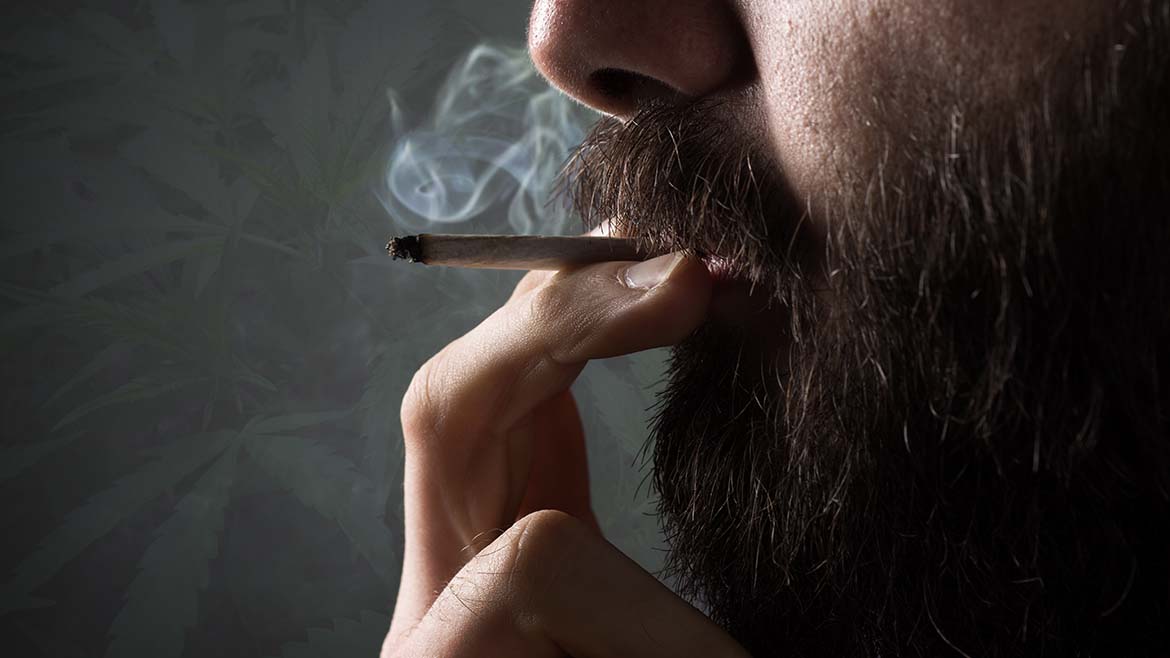 Seins d’homme et la consommation de cannabis: Est-ce relié?